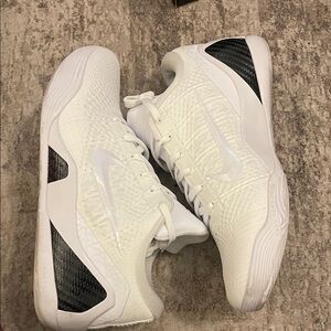 Kobe IX Elite Low PROTRO

Size 9

Gently worn 
 
Comes with box
